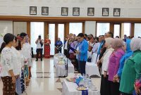 Sadali le, Pj. Gubernur Maluku saat melantik Pengurus PUSPA MANISE di Kantor Gubernur Maluku.***