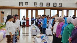 Sadali le, Pj. Gubernur Maluku saat melantik Pengurus PUSPA MANISE di Kantor Gubernur Maluku.***