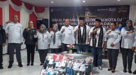 Agus Ririmasse – Novan Liem resmi mendaftar di Komisi Pemilihan Umum (KPU) Kota Ambon, Senin (29/08).