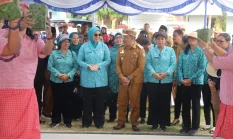 Prestasi Gemilang PKK Maluku, Kepulangan Yeni Rosbayani Disambut Antusias Warga SBB