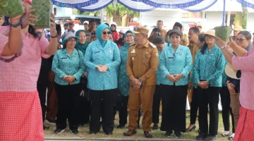 Prestasi Gemilang PKK Maluku, Kepulangan Yeni Rosbayani Disambut Antusias Warga SBB