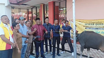Kontribusi Sosial, RBS Melalui SOKSI Maluku Salurkan Hewan Qurban di SMK 2 Ambon