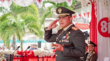 Di Bawah Rintik Hujan, Pangdam XV/Pattimura Pimpin Upacara Penurunan Bendera Merah Putih di Ambon