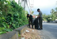 Peduli Lingkungan, Ksatria Rindam XV/Pattimura Bersihkan Jalan Suli–Waitatiri
