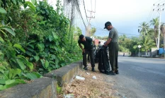 Peduli Lingkungan, Ksatria Rindam XV/Pattimura Bersihkan Jalan Suli–Waitatiri
