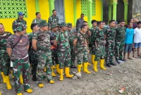 Masjid Al’Nurul Passo Jadi Lokasi Jumat Berkah Korem 151/Binaiya, TNI dan Warga Bergotong Royong