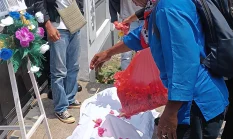 Keranda “Kematian Keadilan” di PN Ambon, KAT Desak Eksekusi Eks Hotel Anggrek Ditangguhkan