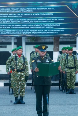 Pimpin Upacara Kenaikan Pangkat, Danrem Raffles Tekankan Profesionalisme Prajurit Korem 151/Binaiya