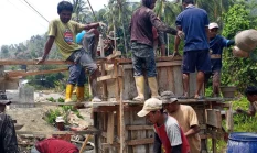 Gotong Royong TNI dan Warga Percepat Pembangunan Jembatan Namlea Ilath