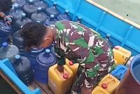 Pulau Geser Krisis Air Bersih, Koramil Angkut Pasokan dengan Longboat