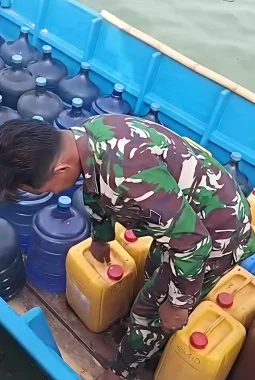 Pulau Geser Krisis Air Bersih, Koramil Angkut Pasokan dengan Longboat