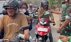 Bantu Warga Terdampak Karhutla, Koramil Bula Distribusikan Masker dan Air Bersih